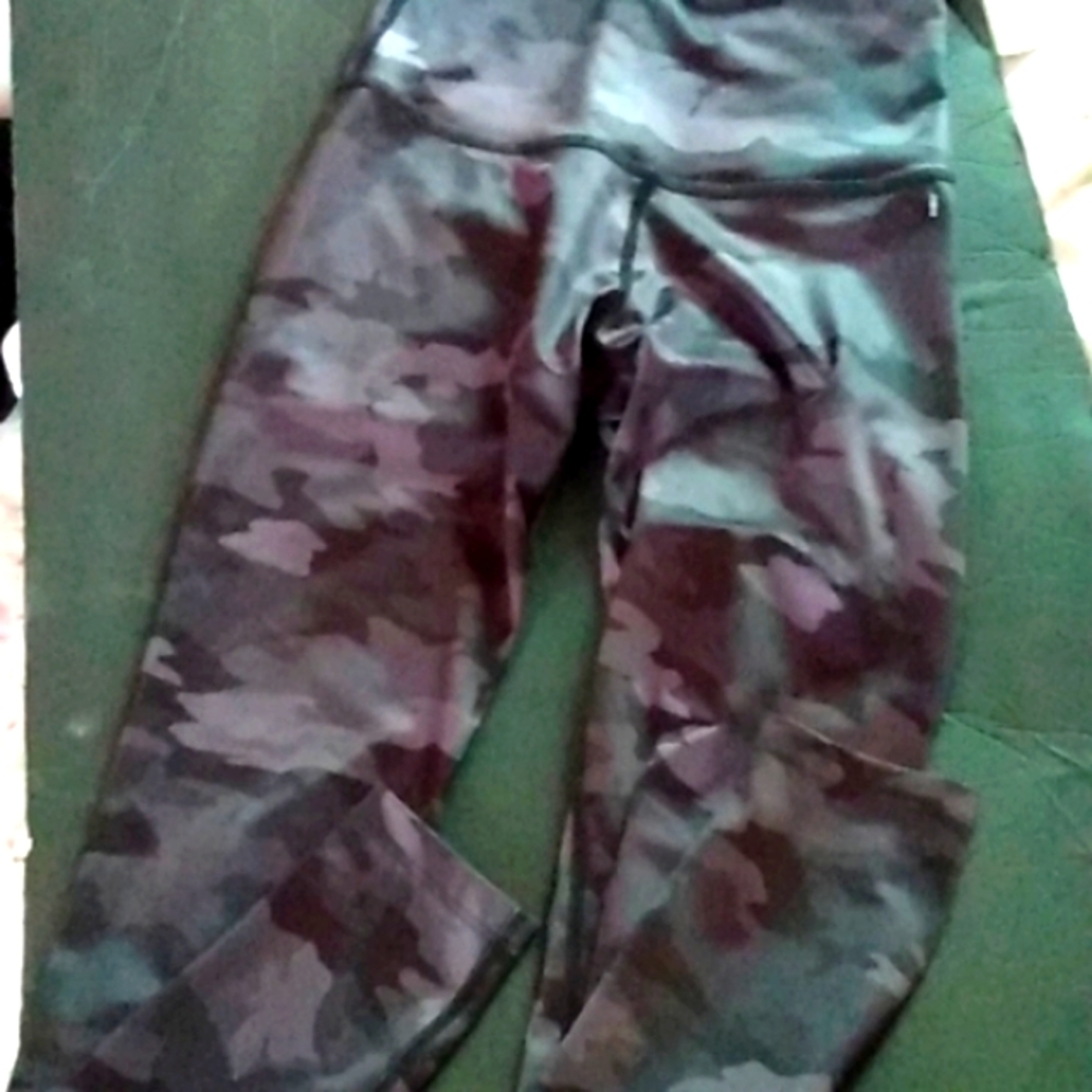 Beyond yoga camo leggings 25"